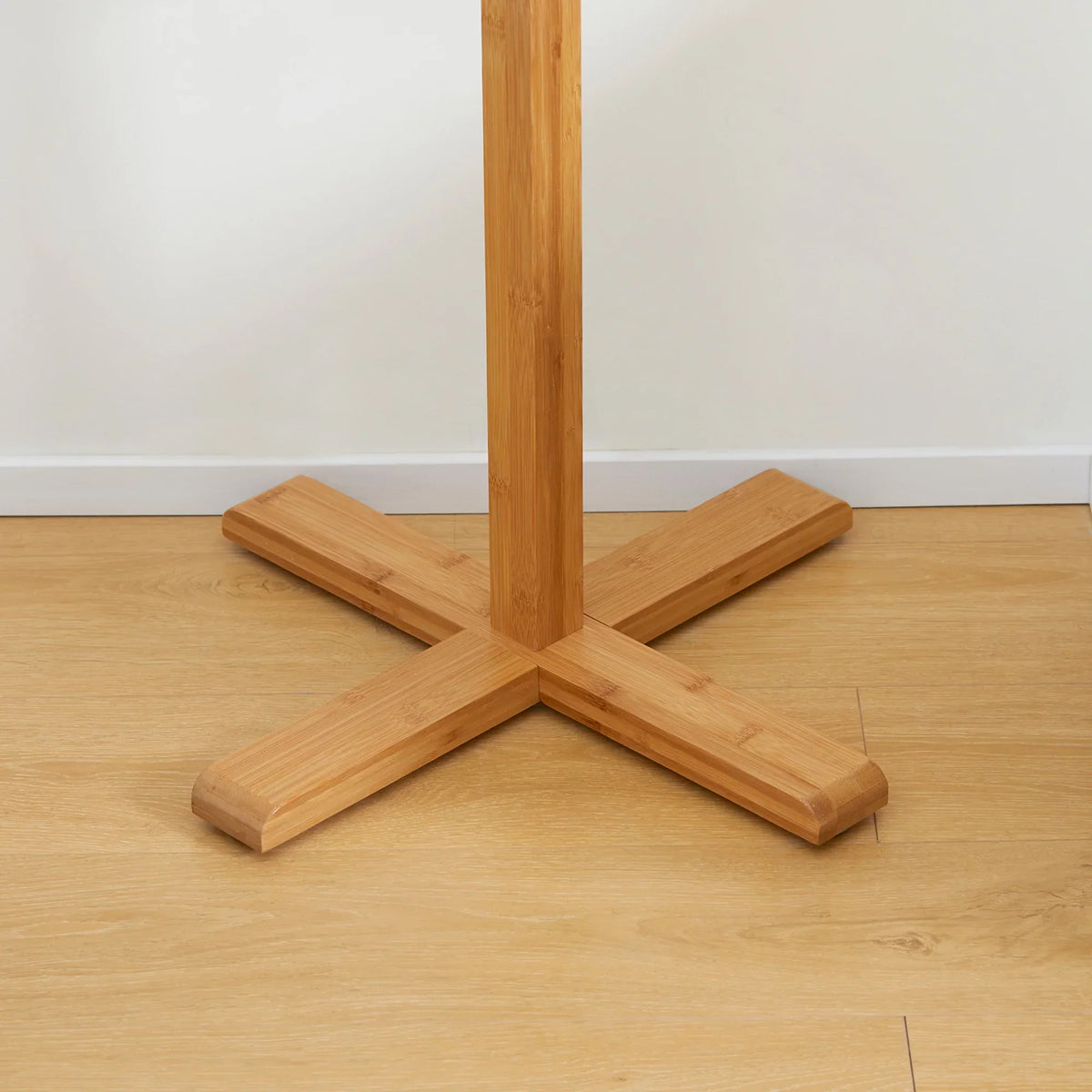 HOMCOM Kleiderständer mit 8 Haken, Bambus Kleiderständer für Schlafzimmer, Ausstellungen, Waschraum, Naturholz